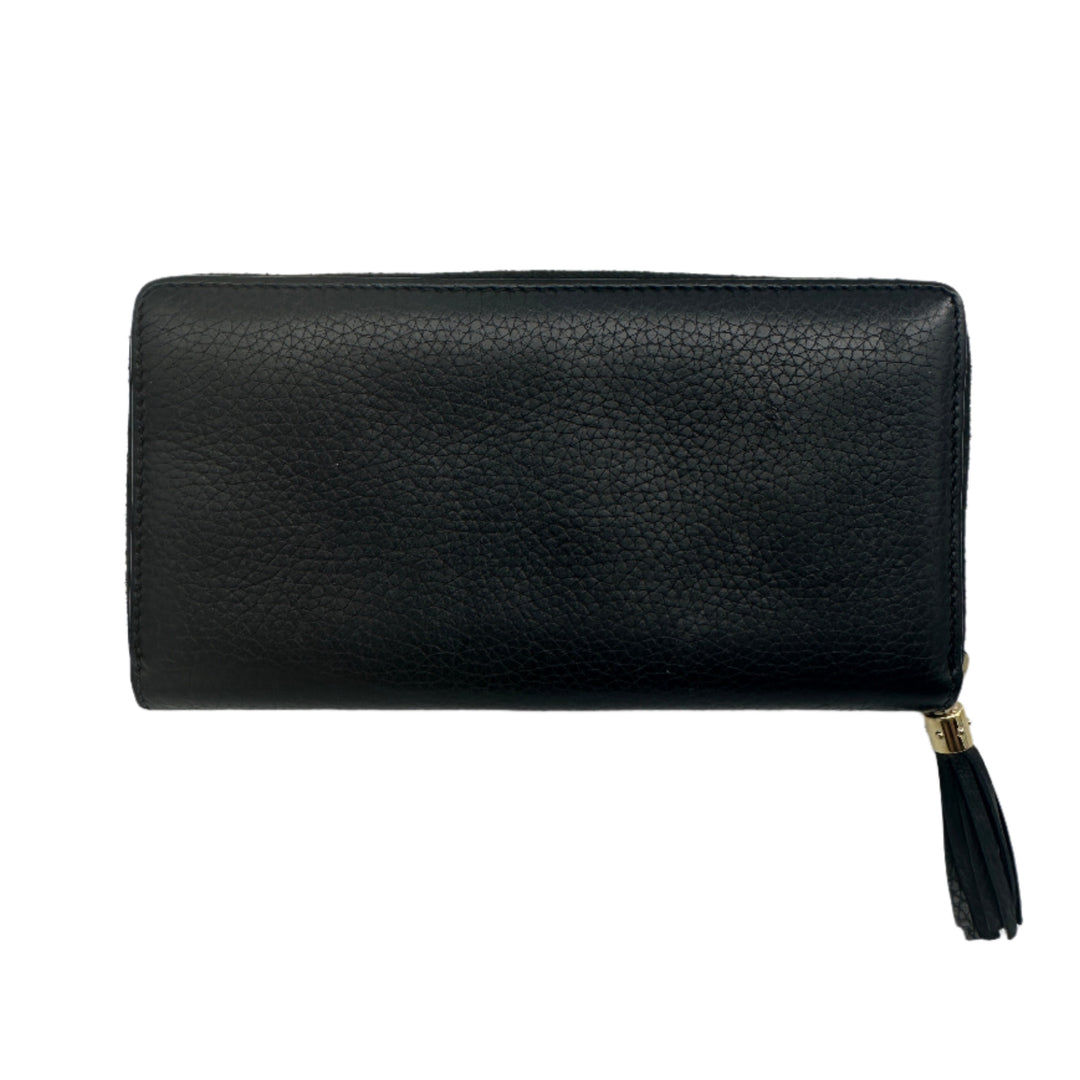 GUCCI Pebbled Calfskin Soho Zip Around Wallet in Black with tassel detail.